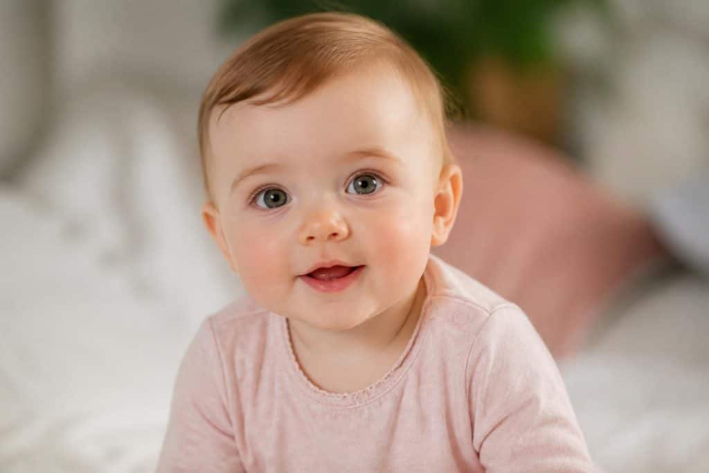 découvrez nos conseils pour réaliser un portrait naturel et réussi de votre beau bébé, capturant sa douceur et son authenticité en toute simplicité.