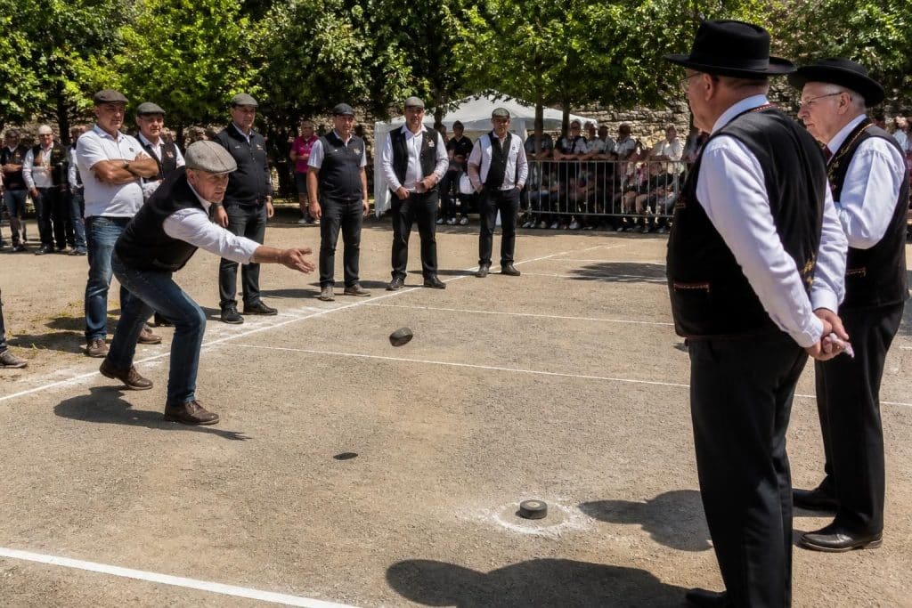 découvrez les règles officielles et les mesures exactes de la distance pour le lancer du palet breton, un jeu traditionnel alliant précision et convivialité.