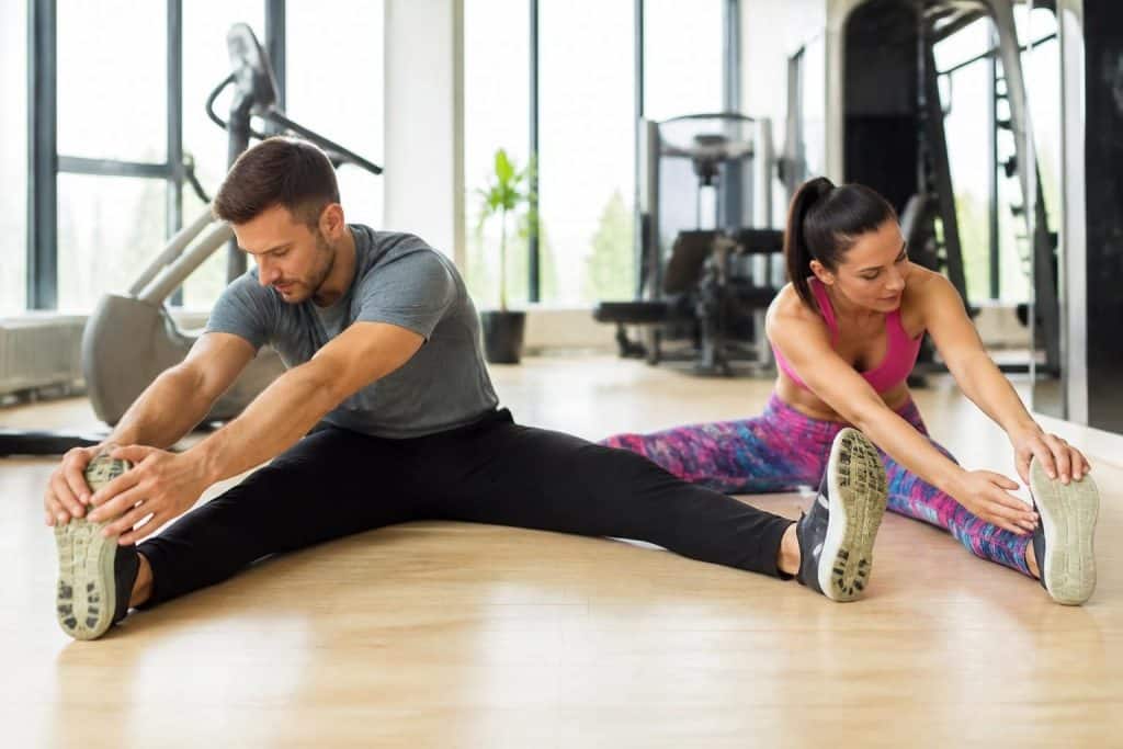 découvrez des exercices d'étirements des adducteurs simples et efficaces pour améliorer votre souplesse et prévenir les blessures.